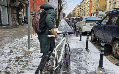 Зимните рискове за колоездачите на улицата и как общината ги адресира